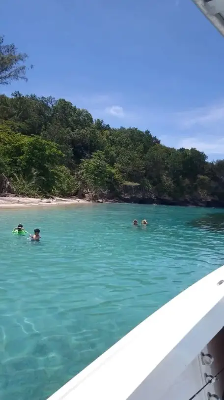 Snorkeling at Jade Beach in Roatan — vibrant coral reefs, crystal-clear waters, and private boat charter with Dos Reyes Roatan