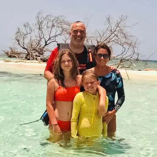 Snorkeling at Pigeon Cay in Roatan — crystal-clear Caribbean waters, vibrant coral reefs, and private boat charter with Dos Reyes Roatan