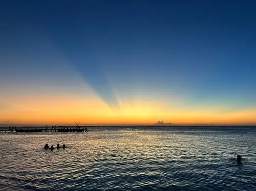 Romantic Caribbean sunset in Roatan with Dos Reyes private charter — intimate cruise experience for couples, fishing, snorkeling, and island tours