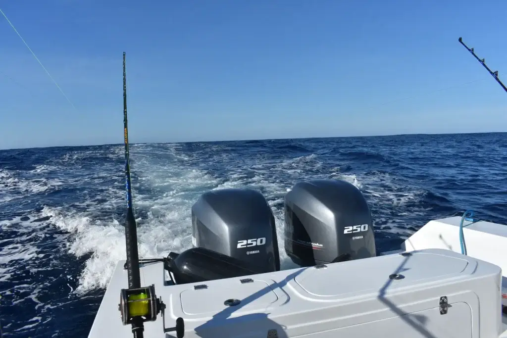Twin 2024 Yamaha Commercial 250 HP outboards on Dos Reyes Roatan Charter boat — powerful engines for private Caribbean fishing, snorkeling, and island tours