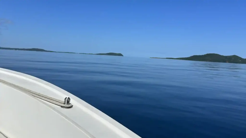 Calm turquoise Caribbean Sea near Roatan — tranquil waters ideal for private boat tours and snorkeling excursions